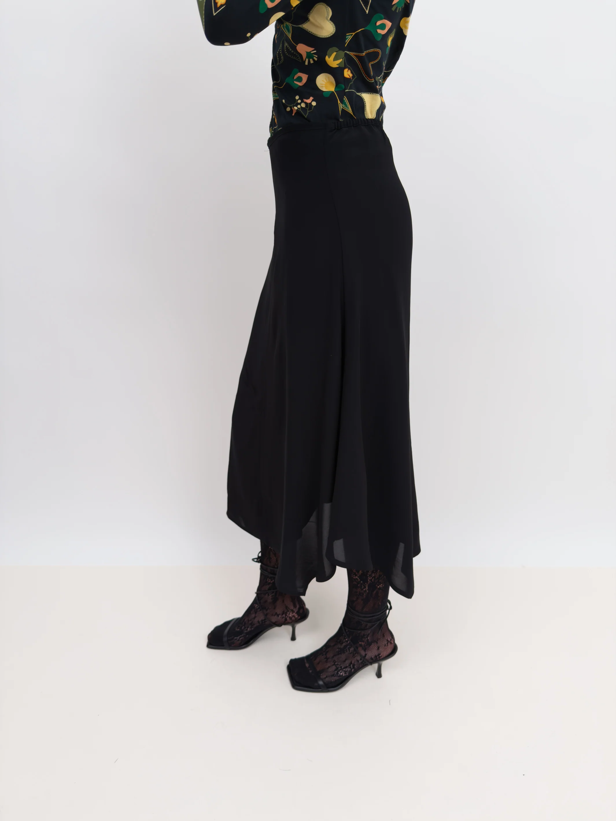 The Amalia fluid crepe skirt - Image 4