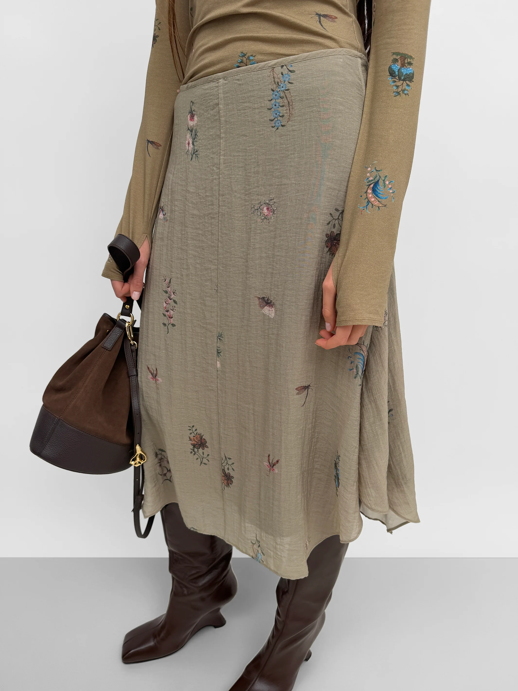 The Amalia fluid skirt in Duchess - Image 3
